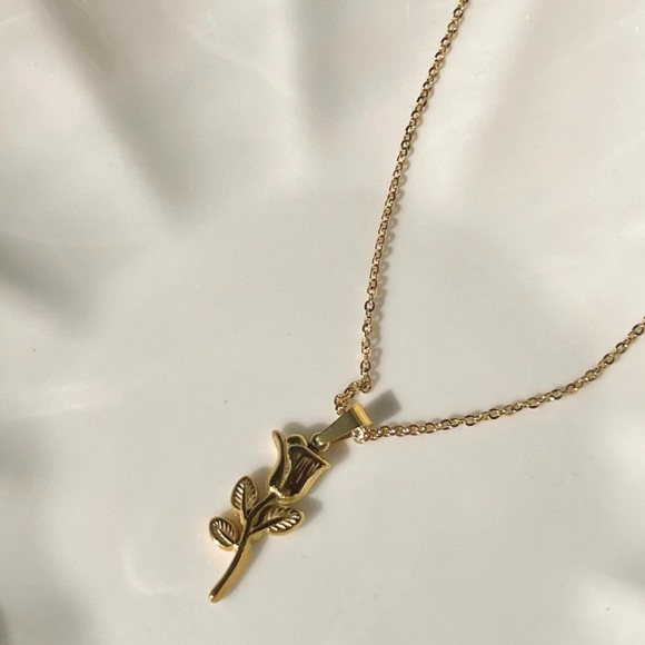 Waterproof rose necklace - Picture 4 of 5